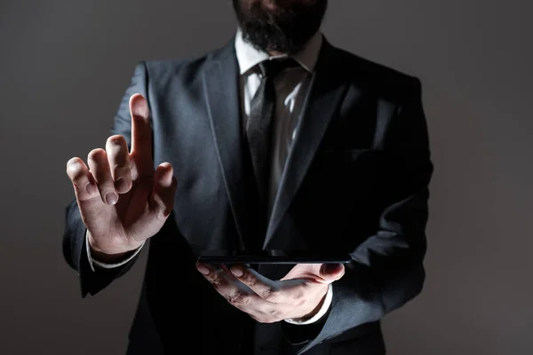 Mężczyzna Trzymając Tablet Wskazując Jednym Palcem Ważną Wiadomość — Zdjęcie stockowe