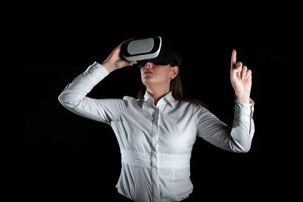 Businesswoman Wearing Virtual Reality Simulator Modern Training — Φωτογραφία Αρχείου