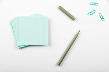 Masadaki yapışkan notlarda ataç ve raptiyeli önemli mesajlar.