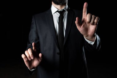 İşadamı İki Parmakla Kabaca Bilgiler Gösteriyor.