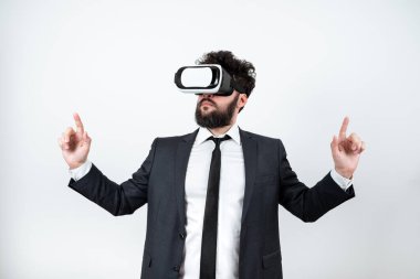 Gözlük takan ve iki eliyle önemli mesajları işaret eden bir adam..