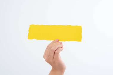 İş kadını elinde bir eliyle önemli bir mesajı olan bir kağıt parçası tutuyor..