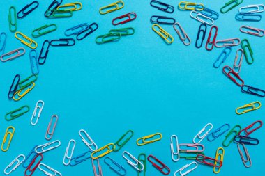 Renkli Klipler Çemberde İçindeki Acımasız Duyuruyla.