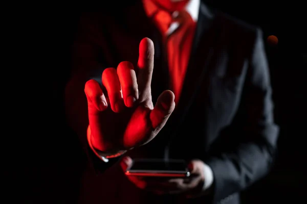 Mężczyzna Trzymając Tablet Wskazując Jednym Palcem Ważną Wiadomość — Zdjęcie stockowe