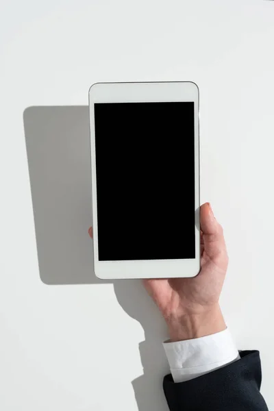 Businesswoman Holding Cellphone Presenting Important Informations — Stock fotografie