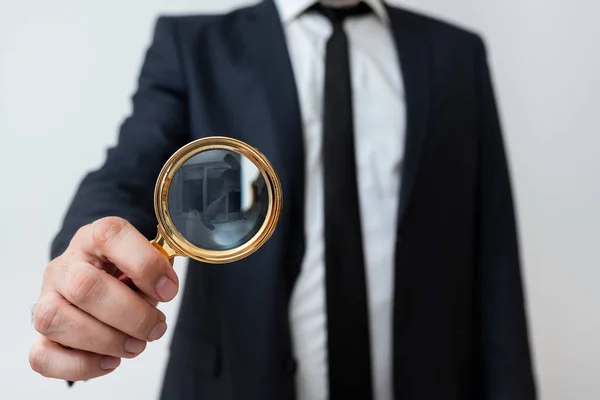 Man Met Vergrootglas Wijzen Belangrijke Informatie — Stockfoto