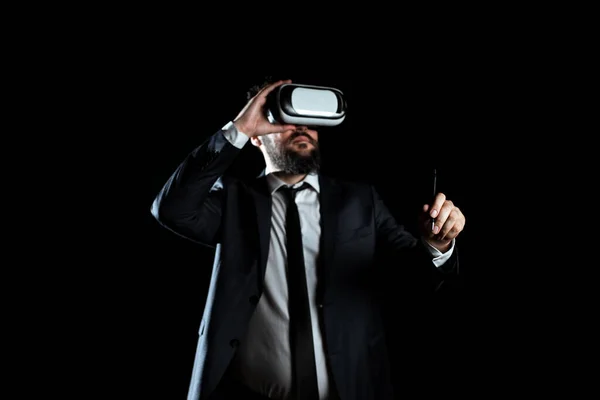 Man Wearing Virtual Reality Simulator Holding Pen Training — Fotografia de Stock