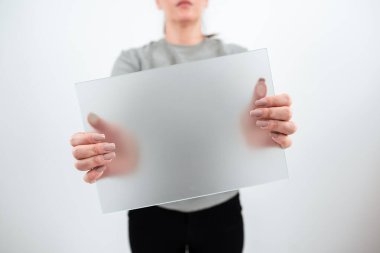 İş kadını elinde boş levha tutuyor ve iş ilanı veriyor..