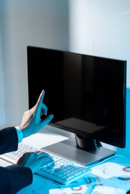 İş kadını, bilgisayarda tek parmağıyla önemli bir bilgiyi işaret ediyor..