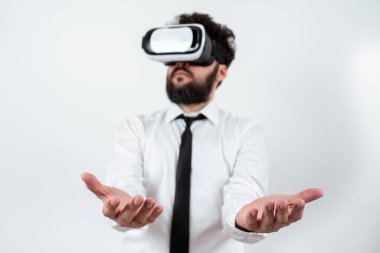 Vr gözlüklü ve Elleri Üzerinde Önemli Mesaj Sunan Adam