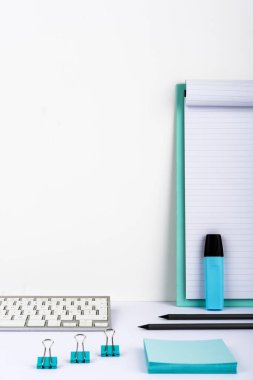 Önemli Bilgilerle Klavye Panonun yanına yerleştirildi.