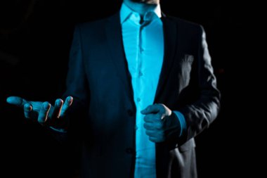 İş adamı, önemli bilgileri elinde tutuyor ve sunuyor..