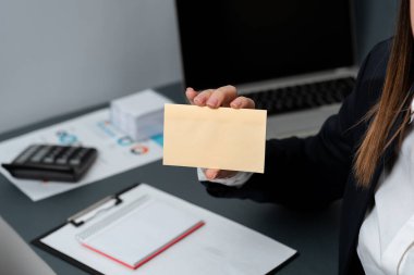 İş Kadını Notu Tek Elle Önemli Bir Mesajla Tutuyor.