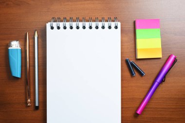 Ofis malzemeleriyle birlikte masadaki önemli mesajlı defter..