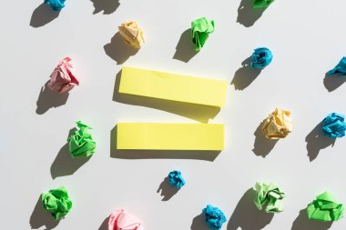 Kağıt parçalarıyla çevrili önemli mesajlar içeren kağıtlar..