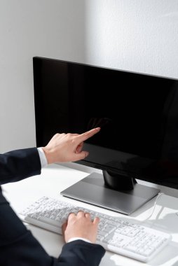 İş kadını, bilgisayarda tek parmağıyla önemli bir bilgiyi işaret ediyor..