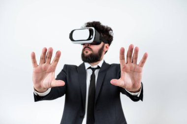 Vr gözlüklü adam ve eller arasında önemli mesajlar sunuyor..