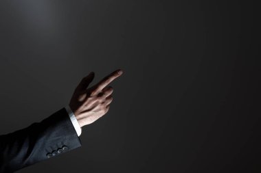 İşadamı Önemli Bilgileri Tek Parmakla Gösteriyor.