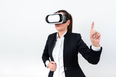 Gözlük takan ve önemli mesajı tek parmakla gösteren bir kadın..