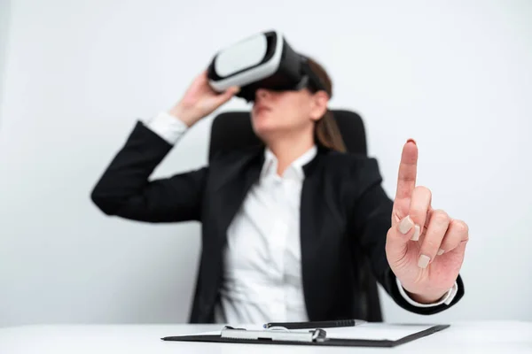 Woman Wearing Virtual Reality Simulator Professional Training — Fotografia de Stock