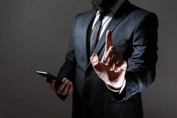 Muž Držící Tabletu Ukazující Jedním Prstem Důležitou Zprávu — Stock fotografie