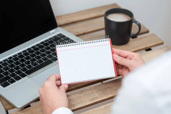 Podnikatelka Drží Poznámkový Blok Důležitou Zprávou Stole Lap Top — Stock fotografie