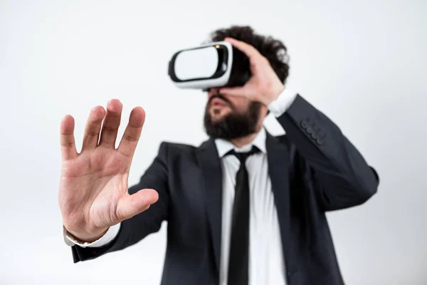 Man Wearing Glasses Presenting Important Messages One Hand — Foto Stock