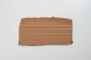 Yırtılmış karton parçasına yazılmış önemli bilgiler