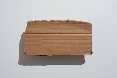 Yırtılmış karton parçasına yazılmış önemli bilgiler