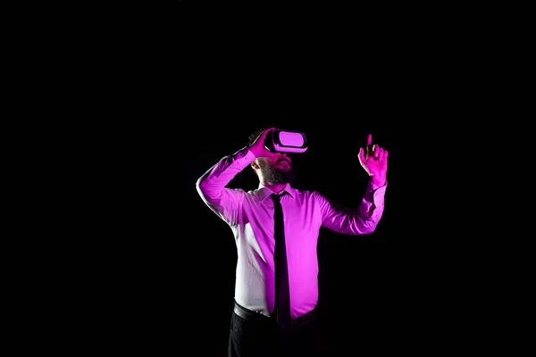 Businessman Using Virtual Reality Simulator Gesturing Training — Φωτογραφία Αρχείου