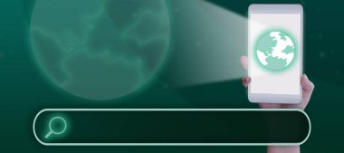 Dijital Küre ve Arama Çubuğu Gösteren Cep Telefonu Olan Kadın .