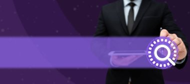 Man Holding Pen ve Sunar Dijital Ekran Geleceği Teknolojisi