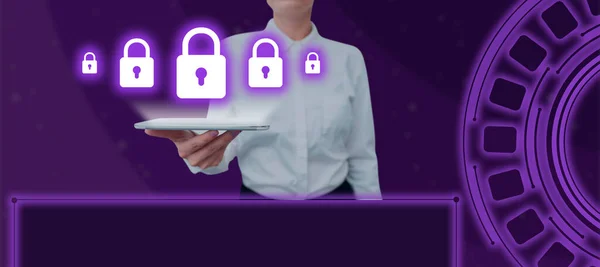 Kobieta Gospodarstwa Tablet Prezentuje Futurystyczne Kłódki Dla Bezpieczeństwa Cybernetycznego — Zdjęcie stockowe