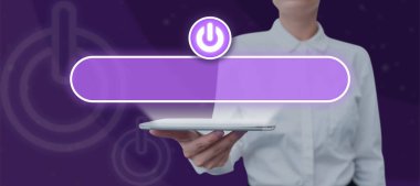 Yeni Fikirler Sunan Sayısal Güç Düğmesi Gösteren Kadın Tableti.