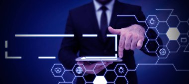 Takım elbiseli iş adamı elinde not defteri tutarak başarılı takım çalışmasını sembolize ediyor..