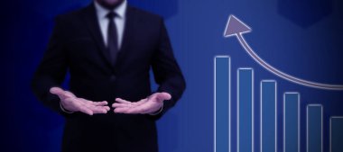 Takım elbiseli kadın elinde kalem tutarak başarılı takım çalışmasını simgeliyor..