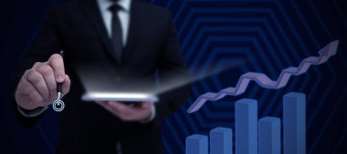 Takım elbiseli iş adamı, başarılı takım çalışmasını sembolize ediyor..