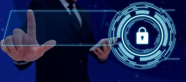 Takım elbiseli kadın elinde kalem tutarak başarılı takım çalışmasını simgeliyor..