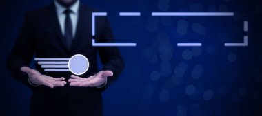 Takım elbiseli iş adamı elinde not defteri tutarak başarılı takım çalışmasını sembolize ediyor..