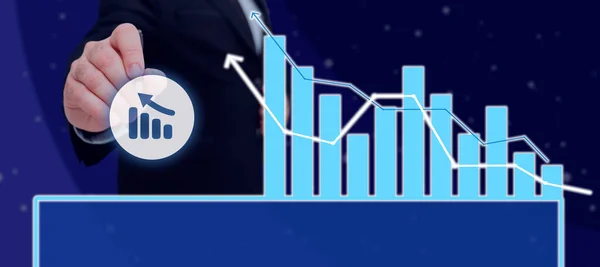 Hombre Con Pluma Señalando Gráfico Que Muestra Diagramas Datos Cruciales —  Fotos de Stock