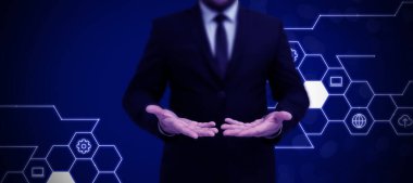 Takım elbiseli iş adamı elinde not defteri tutarak başarılı takım çalışmasını sembolize ediyor..