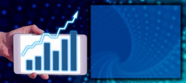 Bir Sunumda Önemli Diyagramları Gösteren Bir Tablet Tutan İşadamı.