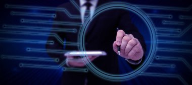 Takım elbiseli kadın elinde kalem tutarak başarılı takım çalışmasını simgeliyor..