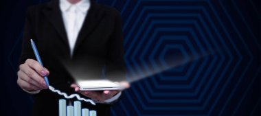 Takım elbiseli iş adamı, başarılı takım çalışmasını sembolize ediyor..