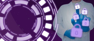 Akıllı İnternet Kilit Sistemi Eldivenlerini İşaretleyen Adam.