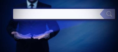 Takım elbiseli kadın elinde kalem tutarak başarılı takım çalışmasını simgeliyor..