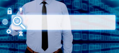 Önemli Veri ve Fikirler İçin İşadamı Sembolleri Gösteriyor ve Araştırıyor.