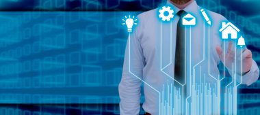 Parlak Sayısal S 'ye Gösteren ve Önemli Verileri Sunan Adam.