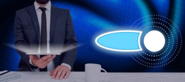 Sayısal ve önemli verileri sunan bir tablet tutan adam.