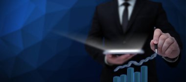 Takım elbiseli iş adamı, başarılı takım çalışmasını sembolize ediyor..